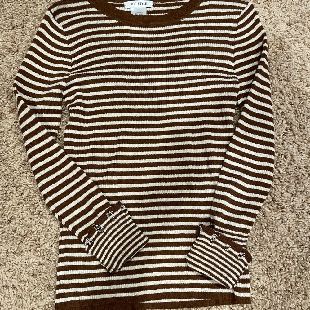 Top style light sweater from a boutique